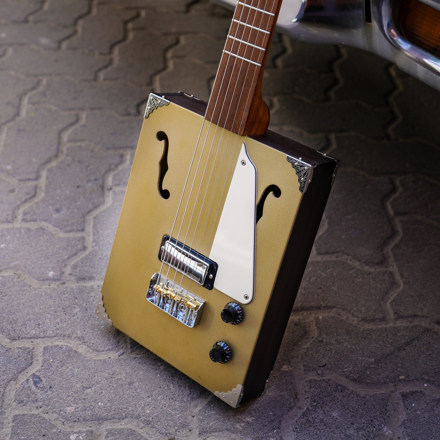 Cigar Box Guitar Model HRCBG6E