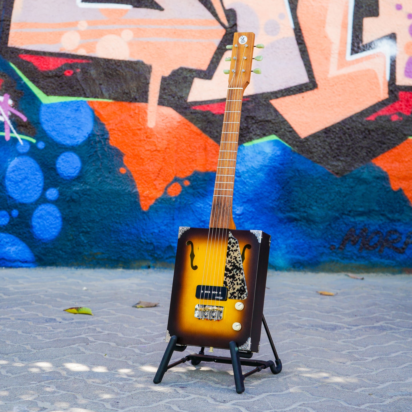 Cigar Box Guitar Model HRCBG6E - Tobacco Burst